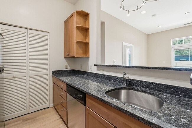 Building Photo - Experience elevated city living in this beautifully maintained residence ideally situated in the ...