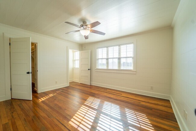 Building Photo - Historic Farmhouse set on 1.2 Acres!