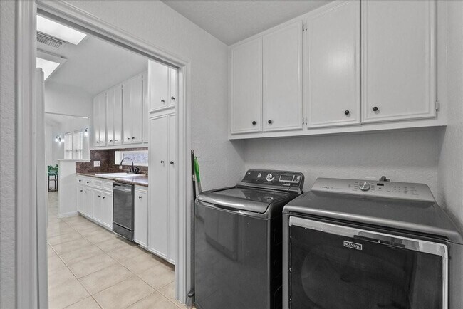 Building Photo - 933 Bonita Dr