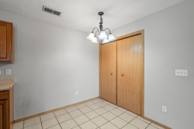 Building Photo - 815 W Warren Ave