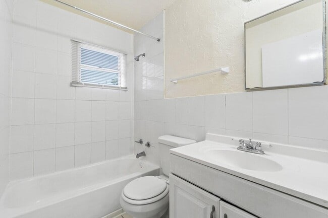 Building Photo - 4907 Gulfstream Rd