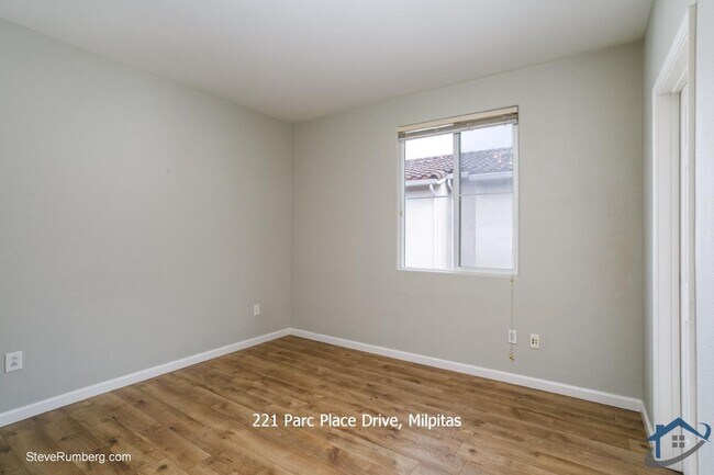 Building Photo - 221 Parc Pl Dr