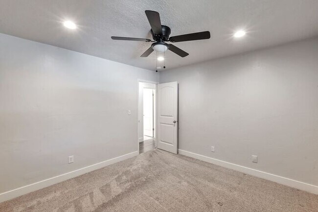 Building Photo - Remodeled 6 beds, 2 car garage!!