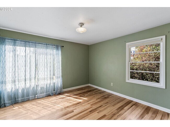 Building Photo - 2 bedroom duplex in Amazon Neighborhood