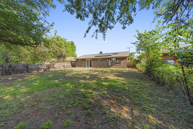 Building Photo - 3232 Parker Dr