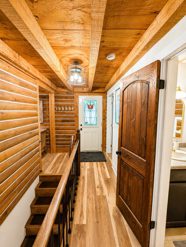 Building Photo - Black Mountain Cabin!