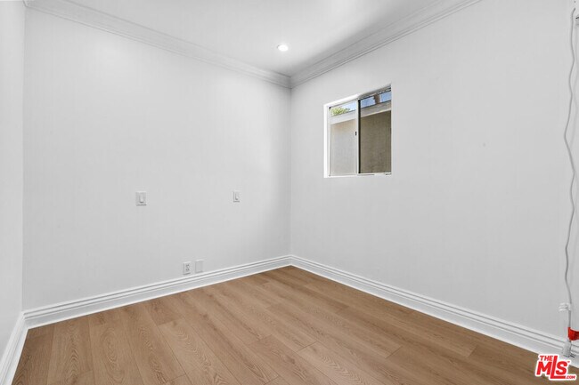 Building Photo - 3915 S Budlong Ave
