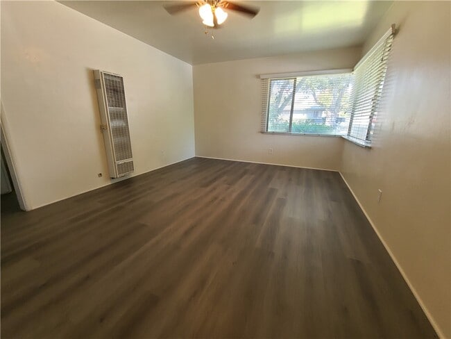 Building Photo - 310 La Paloma St