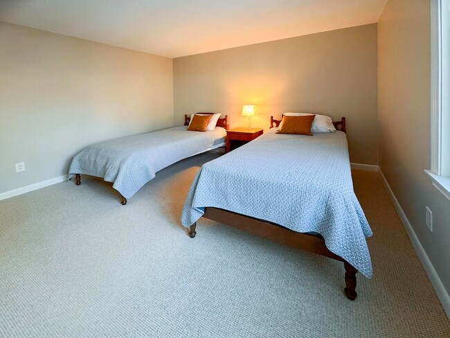 Building Photo - 225 SW Meadows