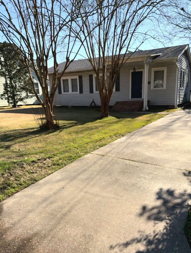 Building Photo - 3BR/2BA Cottage-Style Home, offering timeless character for Lease