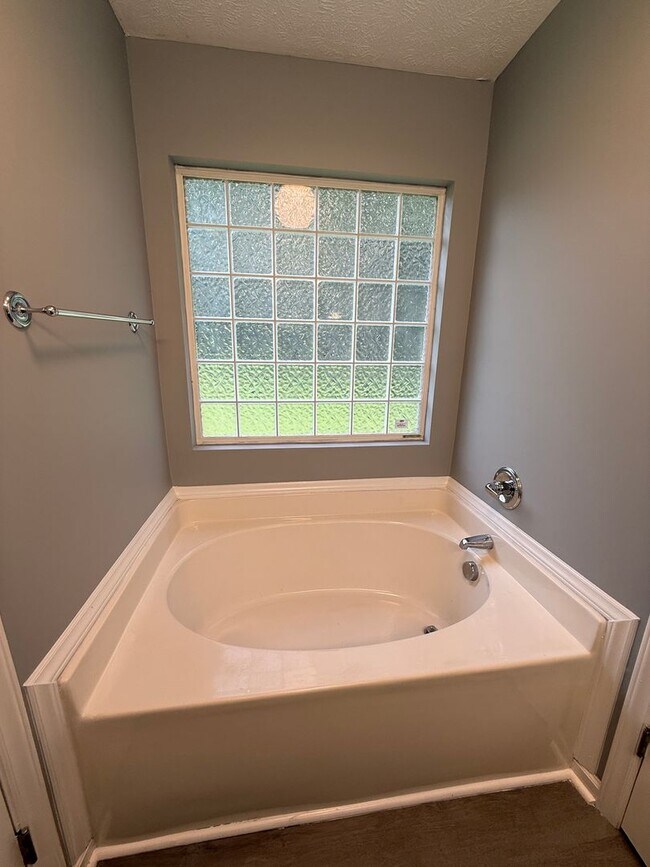 Building Photo - Beautiful 3 Bed Plus Bonus Room Raeford Home