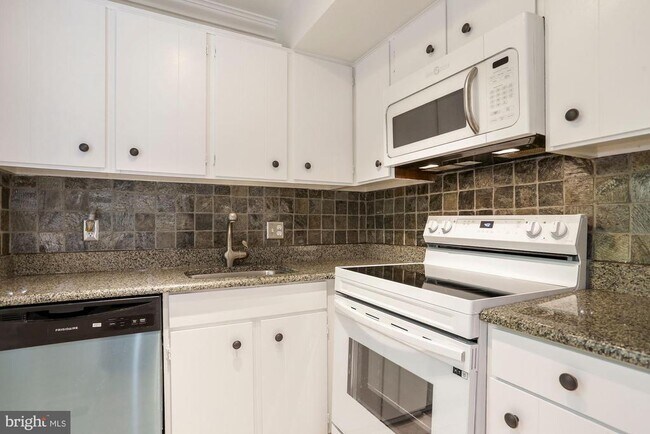 Building Photo - 3028 S Abingdon St