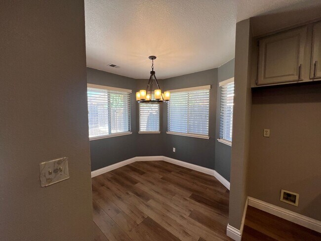 Building Photo - 4-bedroom single story home in Turlock!
