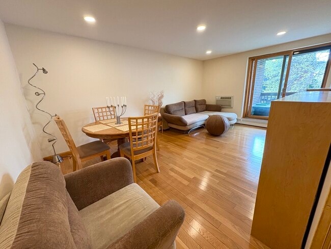 Building Photo - 140 Kenrick St