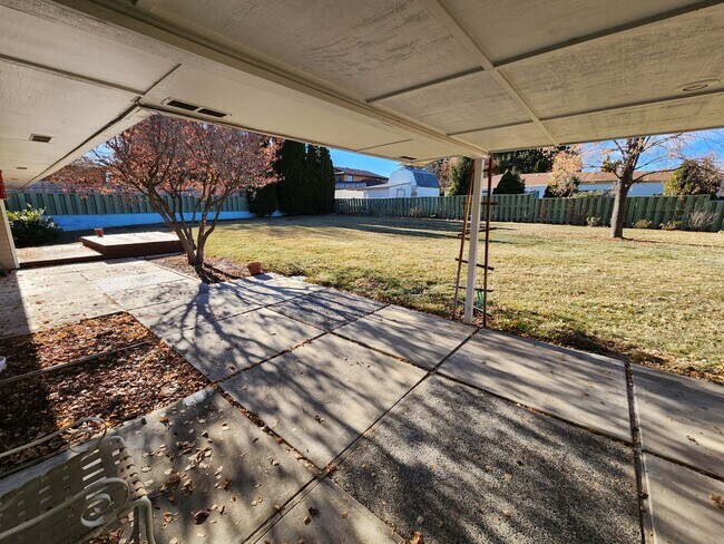 Building Photo - Large 3 bedroom home!