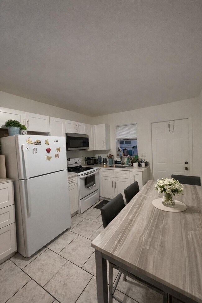 Building Photo - 4130 SW 20th St