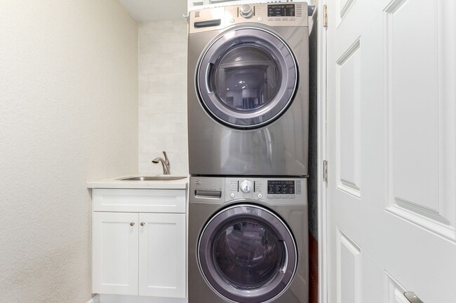 Building Photo - COMING SOON! Beautifully Remodeled 3 bedro...