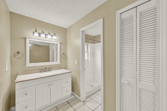 Building Photo - "Charming 3-Bed Oasis with 2 Baths and Spacious 1,310 Sq. Ft. in Orlando!"