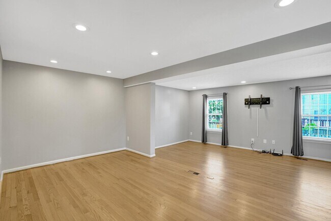 Building Photo - 6063 Hydrangea Dr