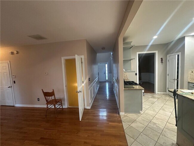 Building Photo - 61 Longwood Ct