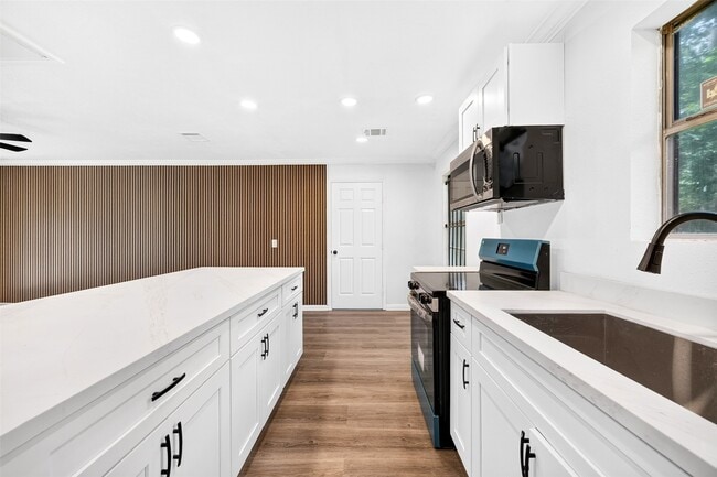 Building Photo - 9211 Clearway Dr