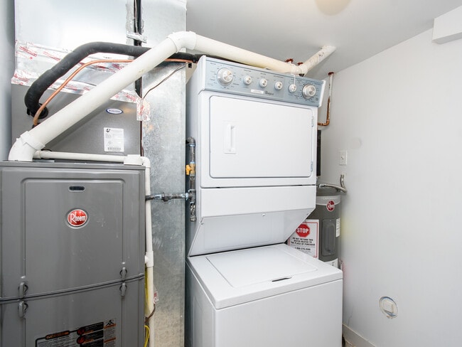 Building Photo - 2163 N Bell Ave