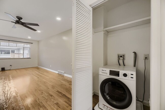 Building Photo - Sunny 1 bed, 1 bath near Wash Park - Available NOW!