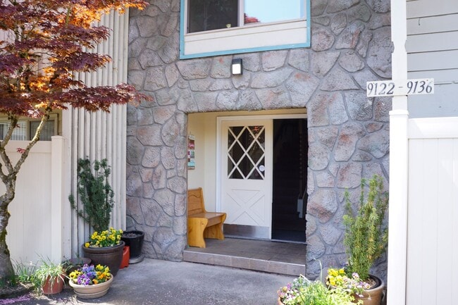 Building Photo - FREE RENT: Garden-Level 2 Bed 2 Bath with ...