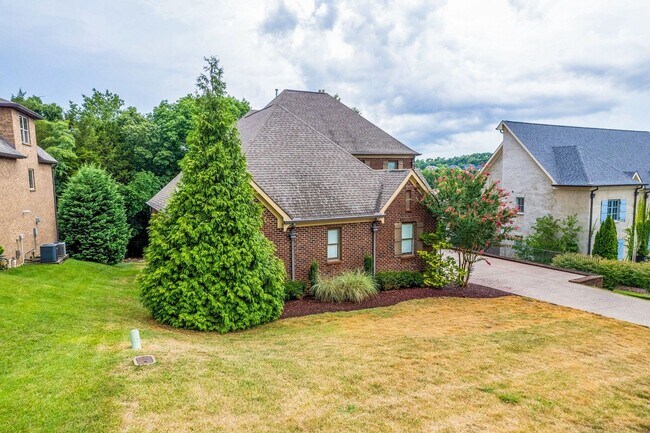 Building Photo - Custom built home in a great location in B...