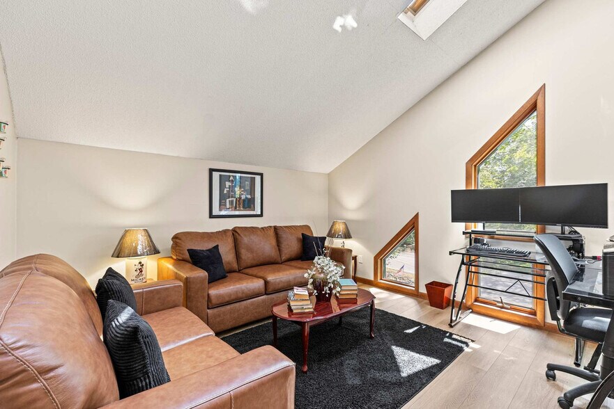 Building Photo - 2174 Lakeview Dr E