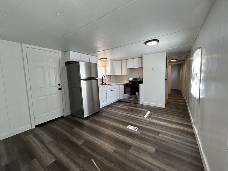 Building Photo - 500 S Main St