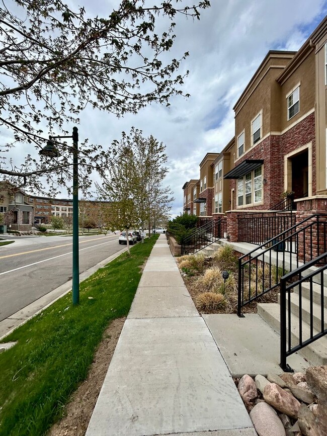 Building Photo - Well Maintained Townhouse in Highlands Ranch