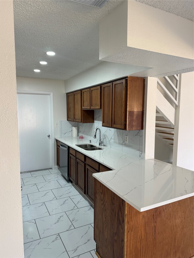 Building Photo - 6103 Linnhaven Dr