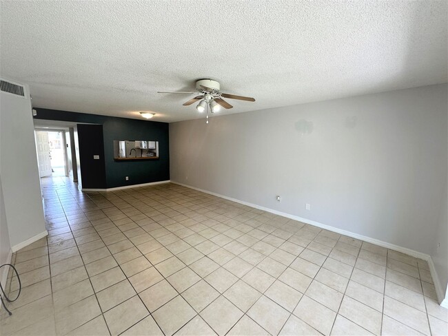 Building Photo - ** VILLAGES AT EMERALD LAKES ** 2 BED / 2 ...