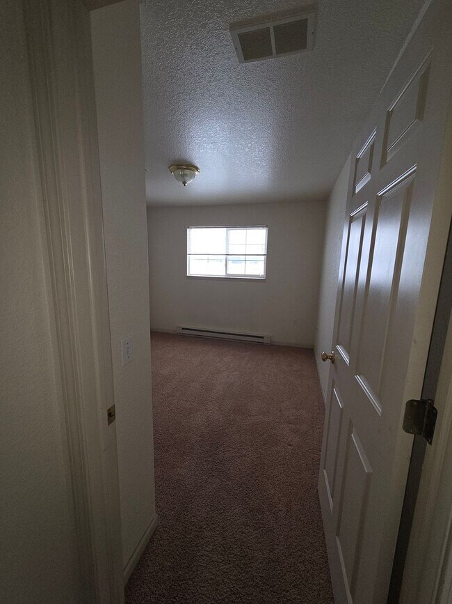 Building Photo - Discover your dream Townhome in Manitowoc!