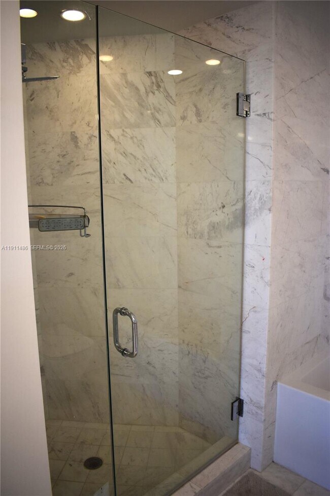 Building Photo - 9940 W Bay Harbor Dr