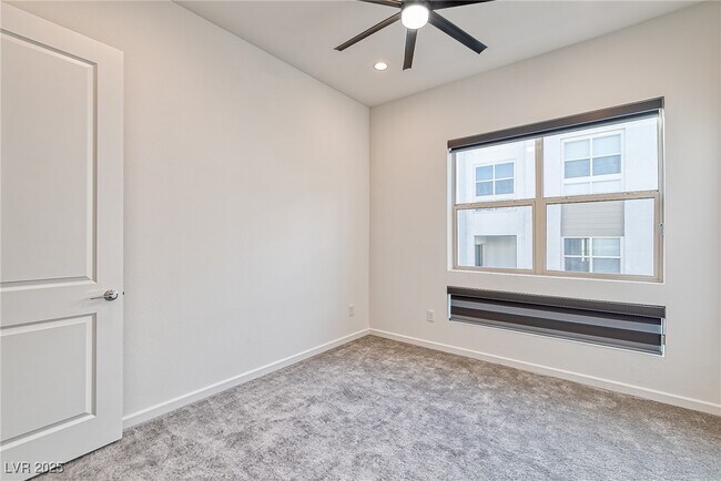 Building Photo - 643 Grey Saker St