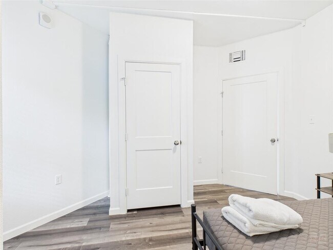 Building Photo - 911 W 22nd St