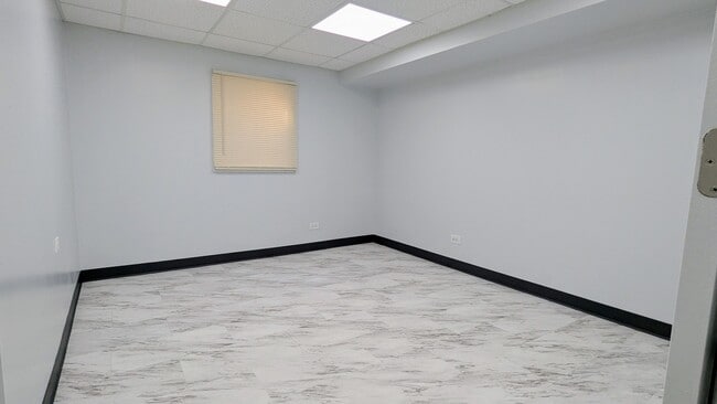 Building Photo - 650 Shining Water Dr