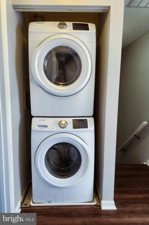 Building Photo - 557 Cascade Way