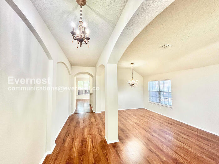 Building Photo - 233 Wagon Wheel Dr