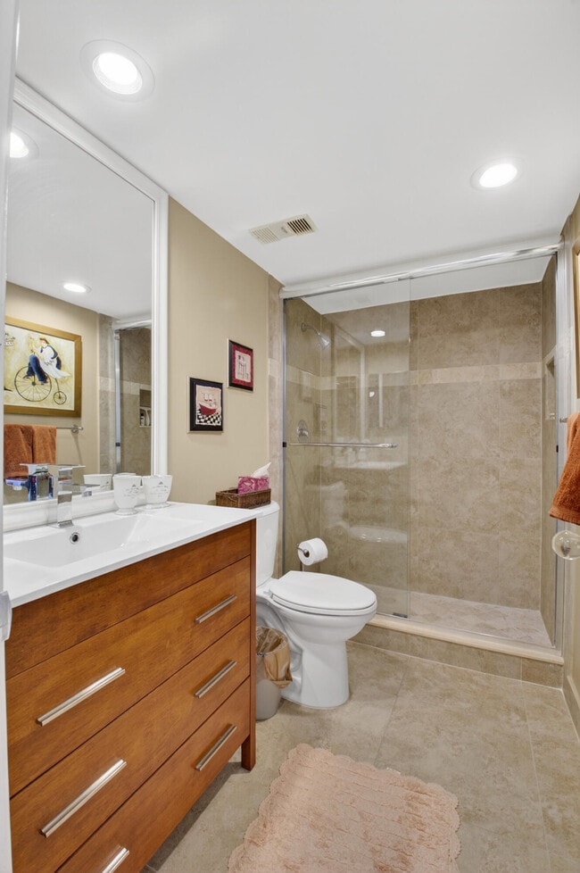 Building Photo - 7754 Lakeside Blvd