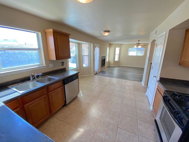 Building Photo - East El Paso 4bed3bath Refrig A/C with out...