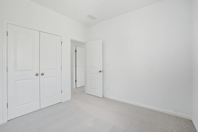 Building Photo - Brand-new three-story townhome in the Univ...