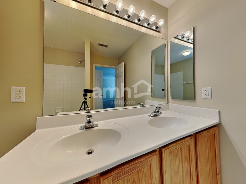 Building Photo - 251 Indian Pointe Dr