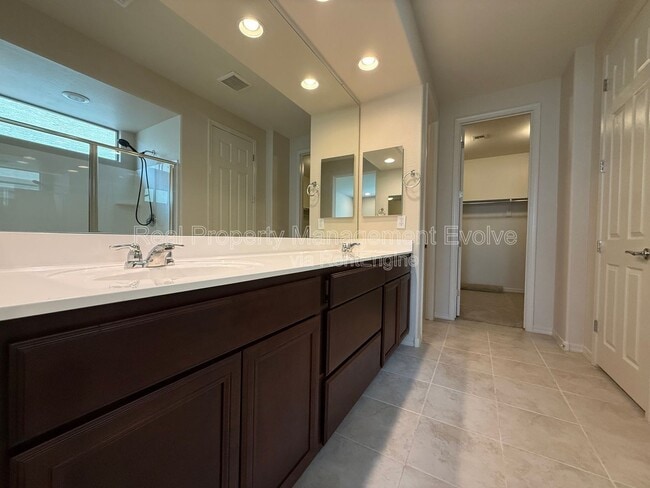 Building Photo - 5811 N 88th Ln