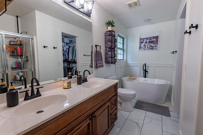 Building Photo - 4 Bedroom | 2 Bathroom | 2 Car Garage | Ba...