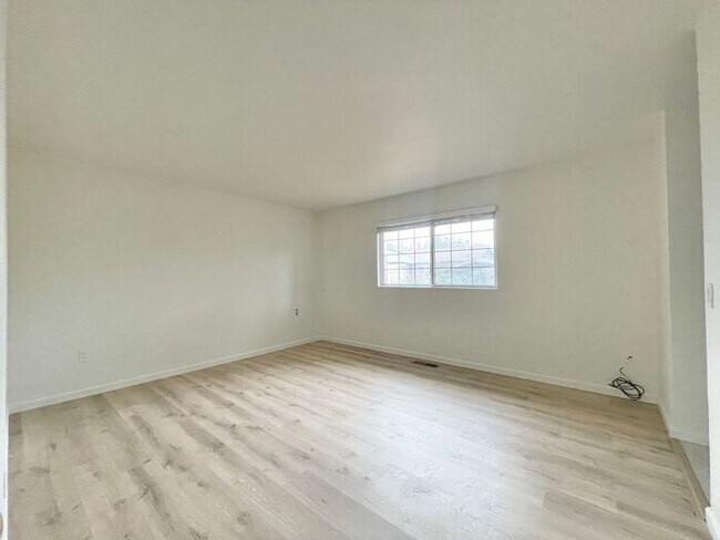 Building Photo - This beautifully maintained 3-bedroom, 2-bathroom Windsor home