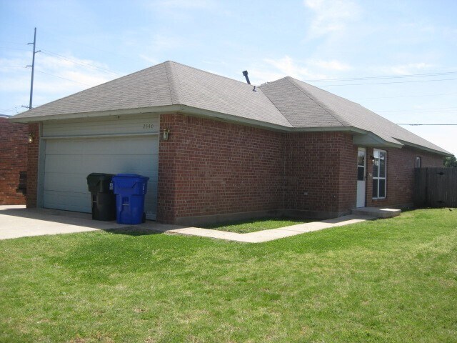 Primary Photo - Three Bedroom in Norman with new hardwood ...
