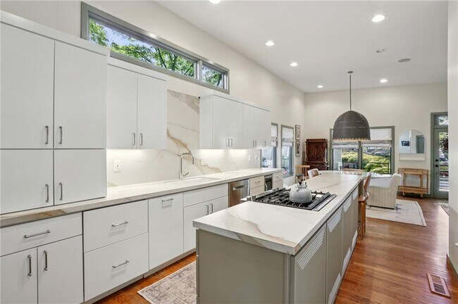 Building Photo - 213 Murray Hill Ave NE